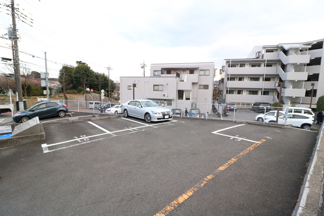 当院からすぐの位置に近隣施設と共同で使用できる無料駐車場が16台分ございます。（No.1～No.16が利用可能なスペースです）